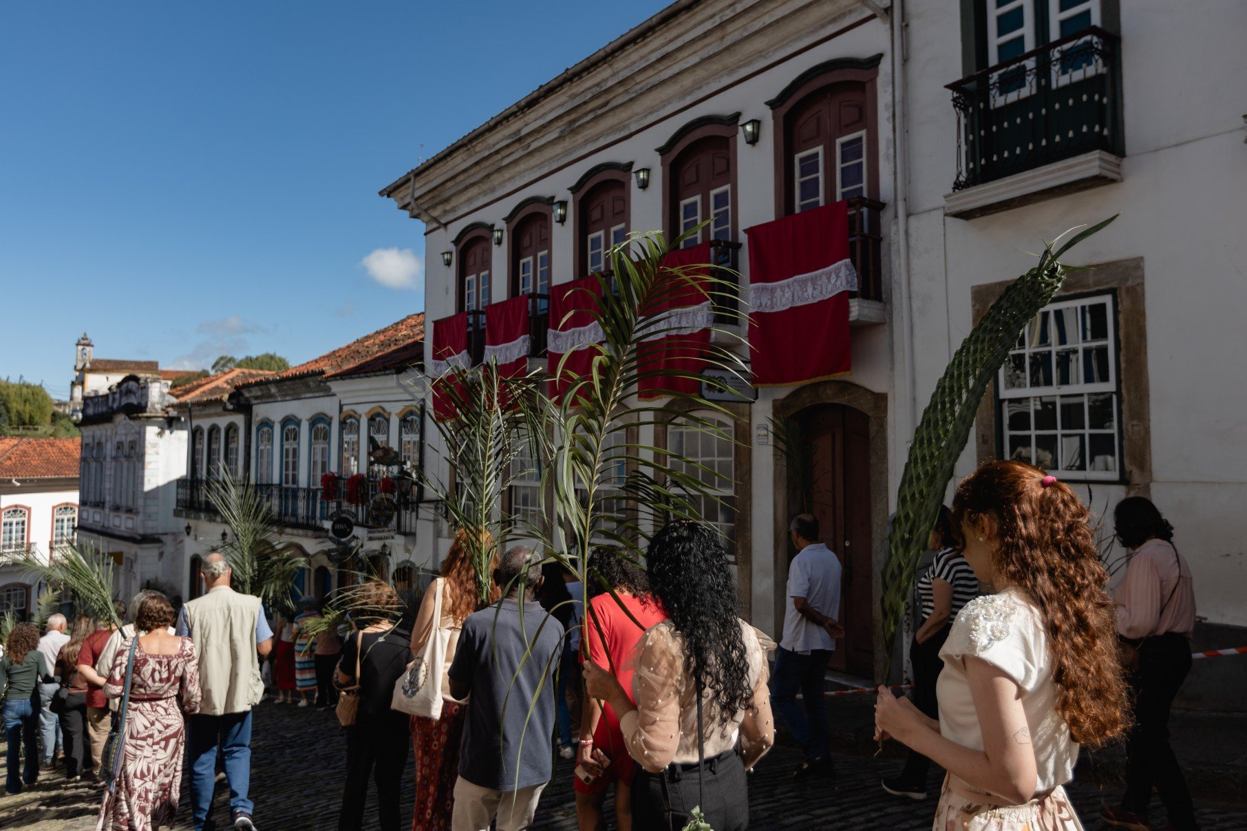 Com ramos nas mãos, a comunidade relembra a entrada de Jesus em Jerusalém, em um dos momentos mais simbólicos do calendário litúrgico