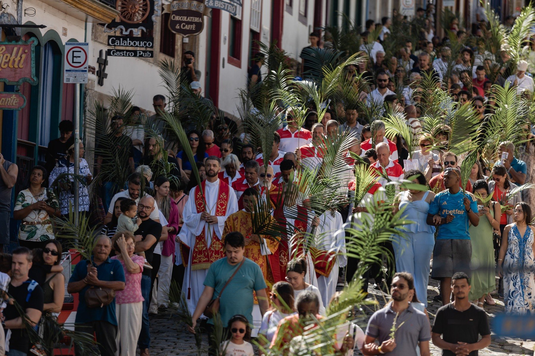 Com ramos nas mãos, a comunidade relembra a entrada de Jesus em Jerusalém, em um dos momentos mais simbólicos do calendário litúrgico