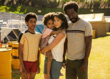 Claudinei (Enzo Ign&aacute;cio), a menina Celeste (Mari Lauredo), Catarina (Marina Merlino) e Jo&atilde;o (Alan Rocha): fam&iacute;lia devastada pelo c&eacute;sio-137, em 'Emerg&ecirc;ncia radioativa' -  (crédito: Netflix/divulga&ccedil;&atilde;o)