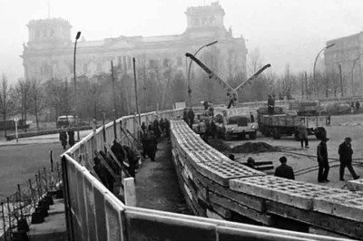 No dia 13 de agosto de 1961 foi erguido o Muro de Berlim, que entraria para a história como um dos principais símbolos da Guerra Fria entre Estados Unidos e a então poderosa União Soviética. 
 -  (crédito:  Reprodução/ Sem Fronteira)
