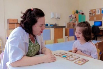 Estudo também identifica barreiras de acesso a terapias, orientando parentes sobre os caminhos para garantir atendimento adequado  -  (crédito:  IJC/divulgação)