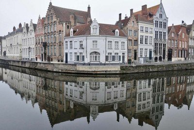 Bruges, na Bélgica, é uma das cidades mais fascinantes do mundo. Conhecida pela arquitetura medieval preservada e por uma rede de belos canais. Localizada na região de Flandres, combina história, cultura e gastronomia. Seu centro histórico é Patrimônio Mundial da UNESCO.  -  (crédito: Barb Duggan pexels)