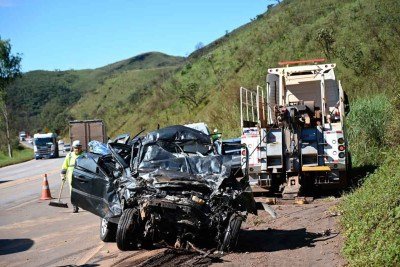 Atendimento a desastre fatal na BR-040, saída para o Rio de Janeiro: entre as federais, rodovia foi a que registrou mais mortes em Minas nos últimos quatro feriados da Semana Santa -  (crédito: Leandro Couri/EM/DA.Press - 8/4/25)
