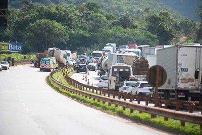 Tráfego parado durante atendimento a desastre fatal na Rodovia Fernão Dias: trecho duplicado foi o mais violento da estrada nos feriados da Semana Santa de 2022 a 2025 -  (crédito: Leandro Couri/EM/D.A Press – 27/11/23)