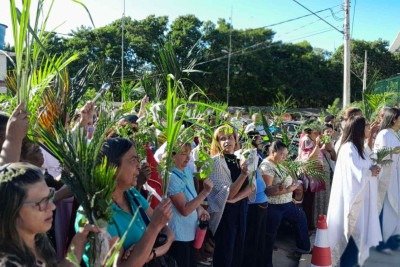 Mais de mil fiéis participam da Procissão de Ramos na Catedral Cristo Rei -  (crédito: GUSTAVO WERNECK/EM/D.A PRESS)