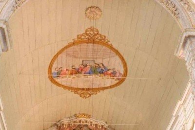 O magn&iacute;fico altar da Par&oacute;quia Nossa Senhora da Concei&ccedil;&atilde;o e a pintura que adorna o forro, de origem local -  (crédito: Gilmara Paix&atilde;o/Divulga&ccedil;&atilde;o)