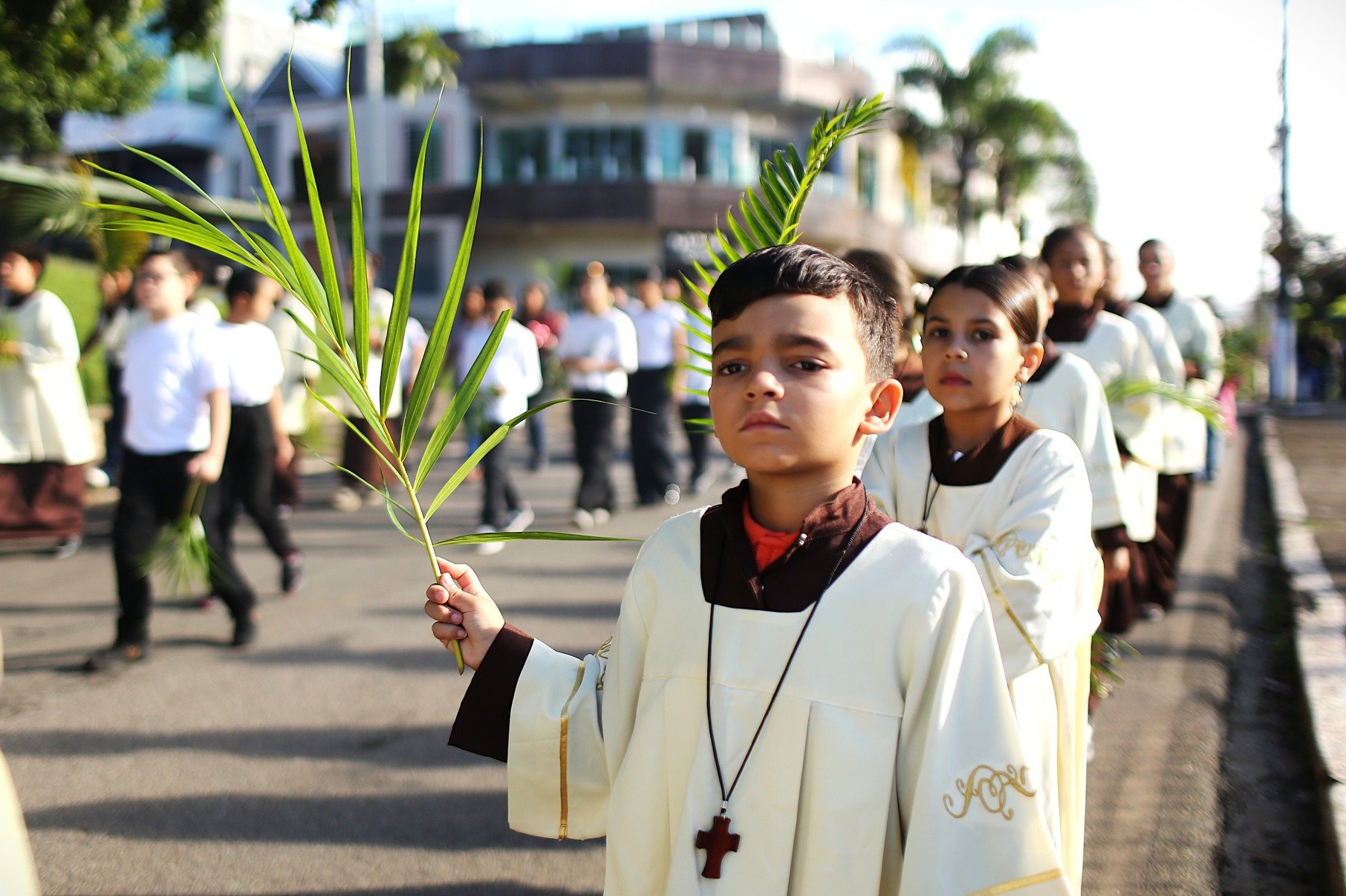 Na histórica Caeté, houve celebração no Domingo de Ramos; procissão rumo ao ginásio poliesportivo