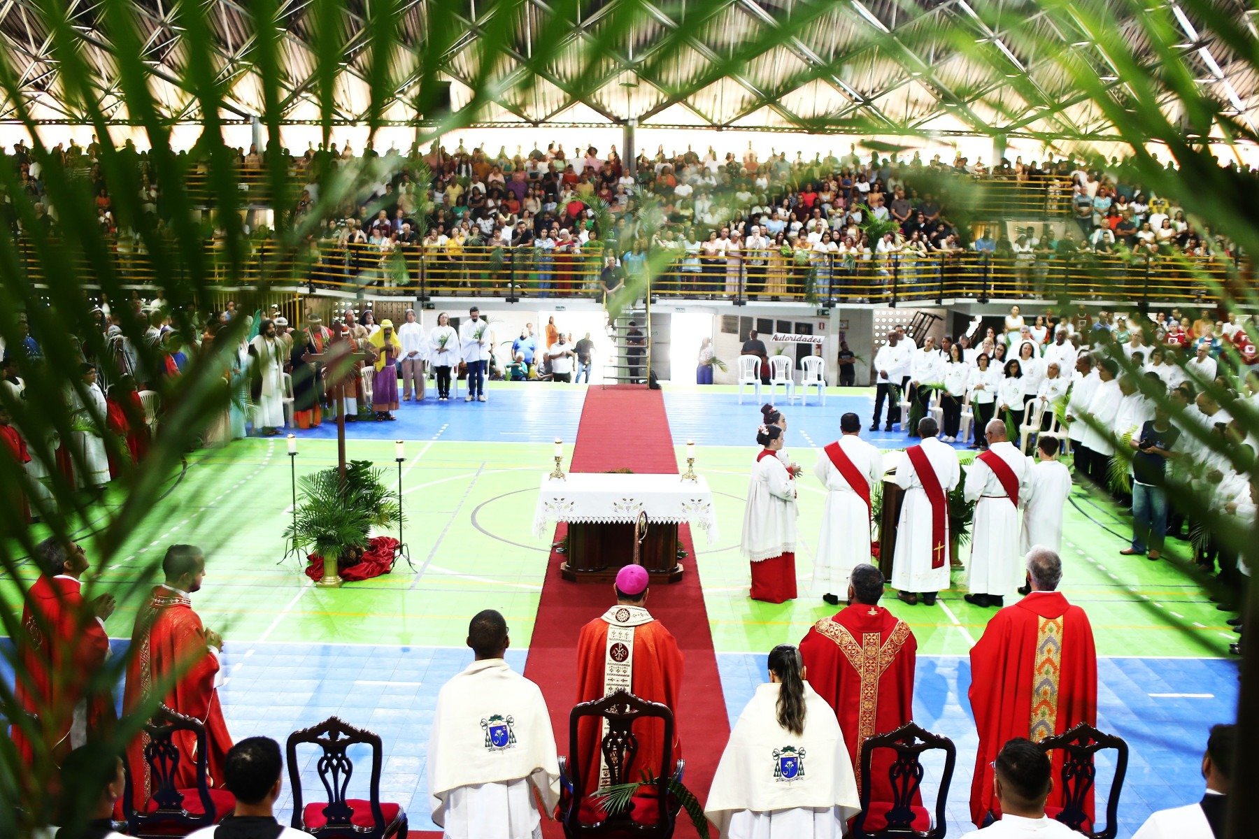 No ginásio poliesportivo, fiéis de três paróquias se encontraram e lotaram o espaço