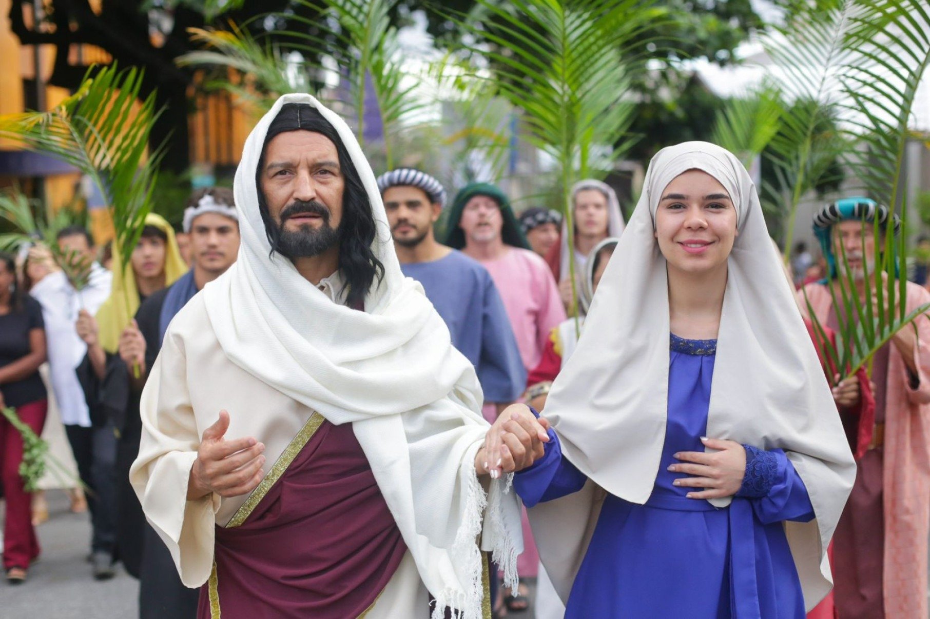 Entre cânticos de louvor, grupo de teatro da paróquia participa da procissão -Santuário Arquidiocesano São Paulo Da Cruz/Divulgação 