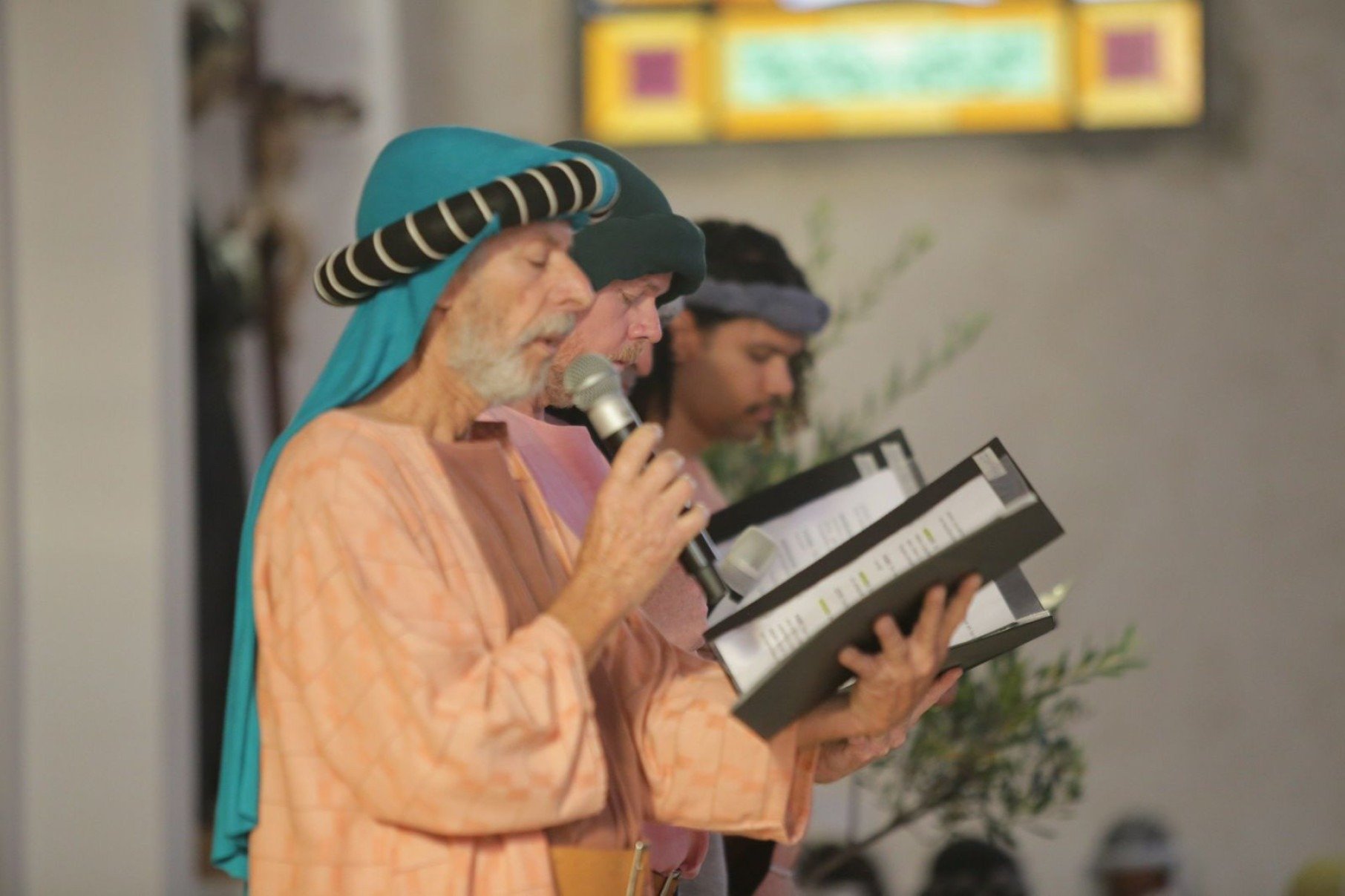 Entre cânticos de louvor, grupo de teatro da paróquia participa da procissão -Santuário Arquidiocesano São Paulo Da Cruz/Divulgação 