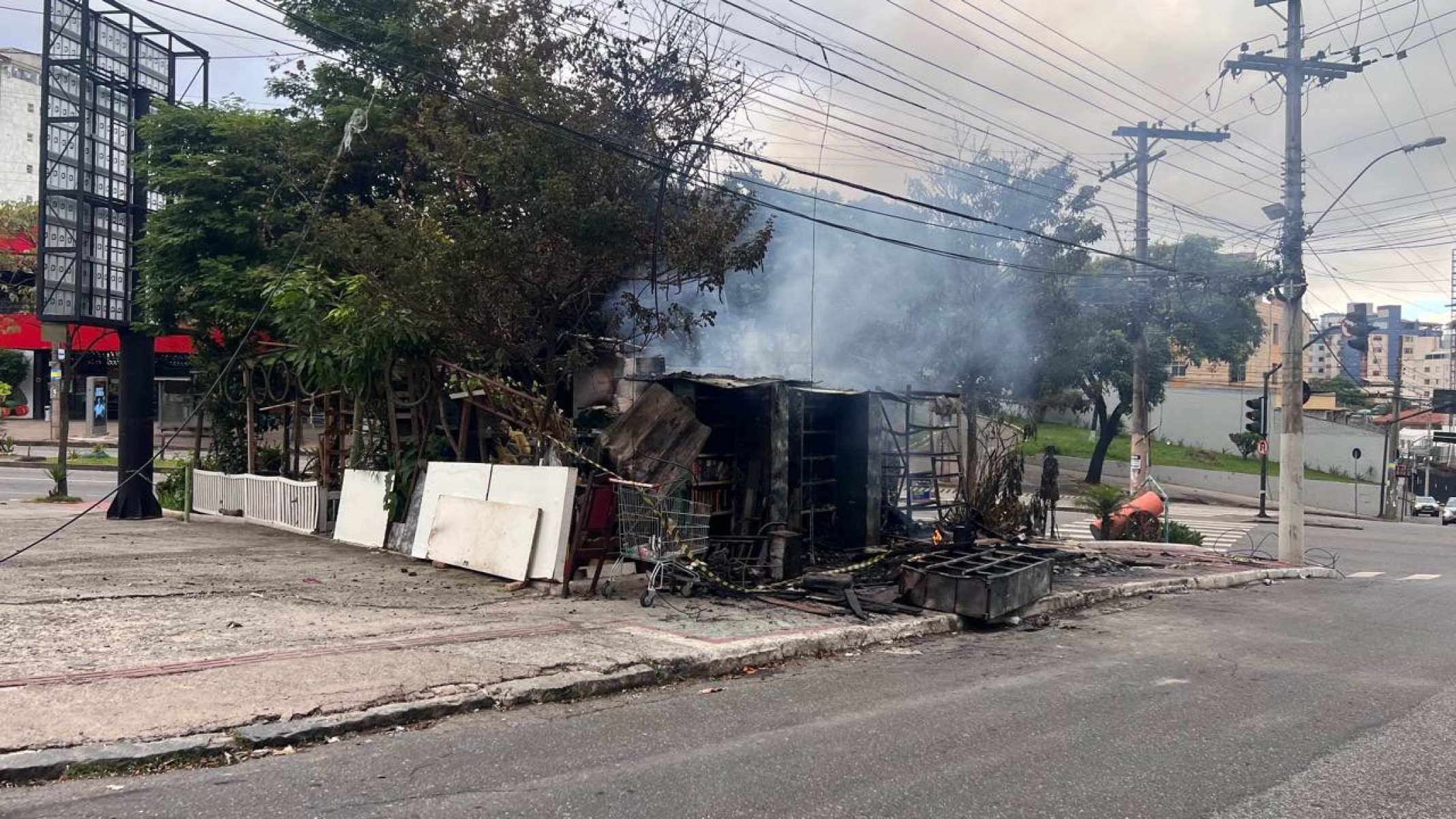 O espaço contava com estantes pintadas e livros variados, a maioria provenientes de doações.-Edésio Ferreira/EM/D.A Press