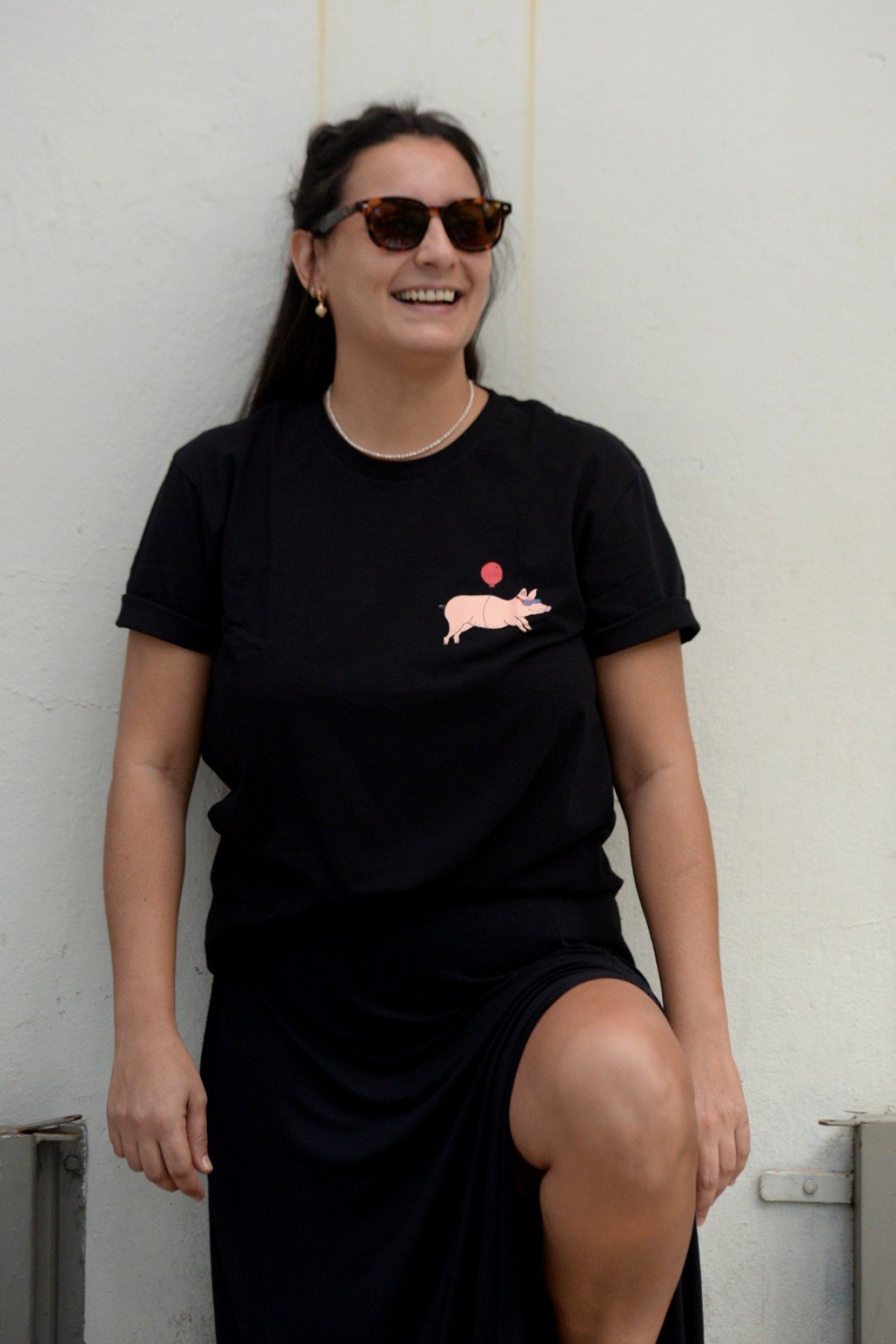 Colecionadora de camisetas, Bruna Rezende, do bar A Porca Voadora, diz que elas simbolizam amizades e parcerias 