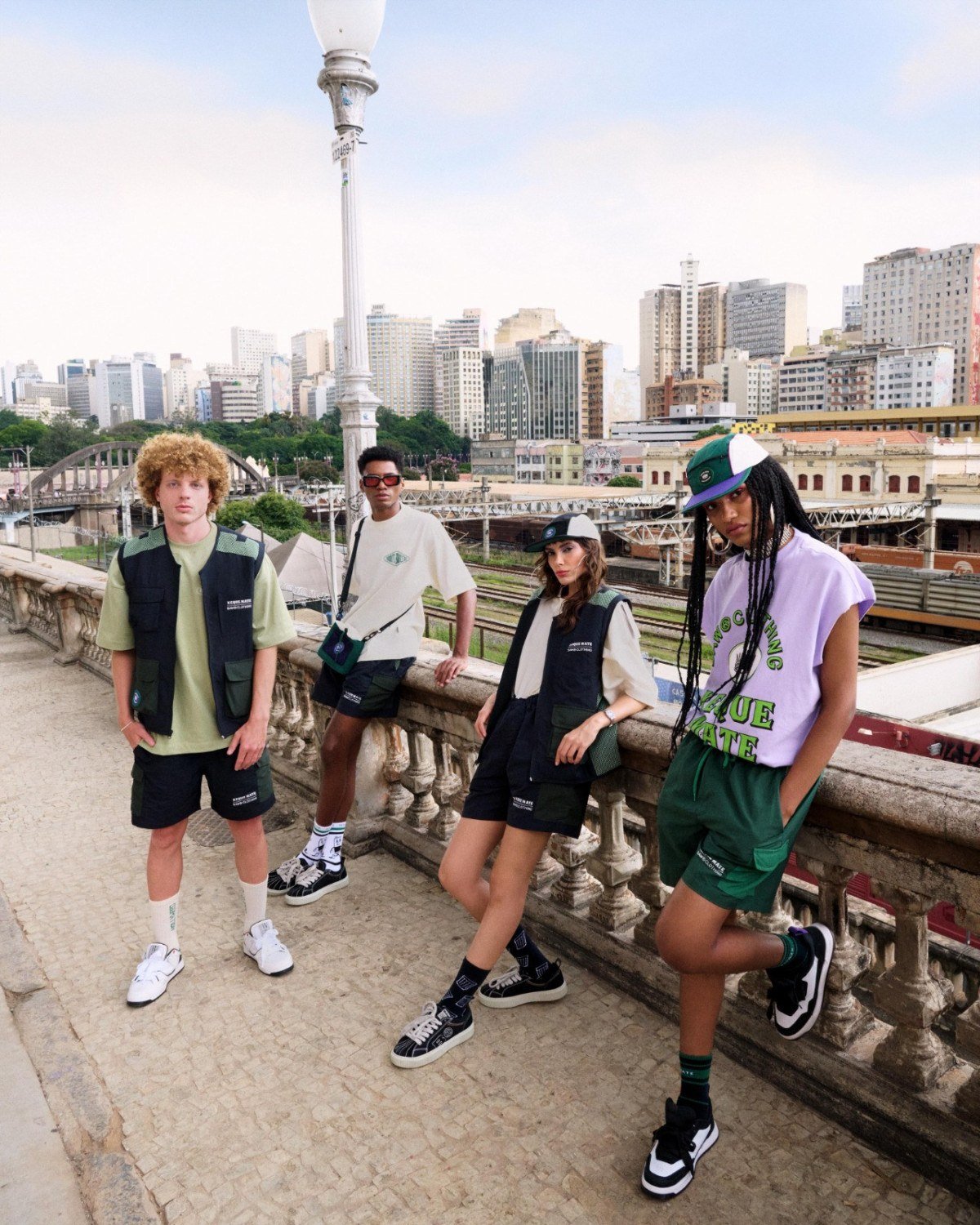 A vontade de fazer camisetas para presentear artistas parceiros evoluiu para uma linha de roupas que vestem homens e mulheres