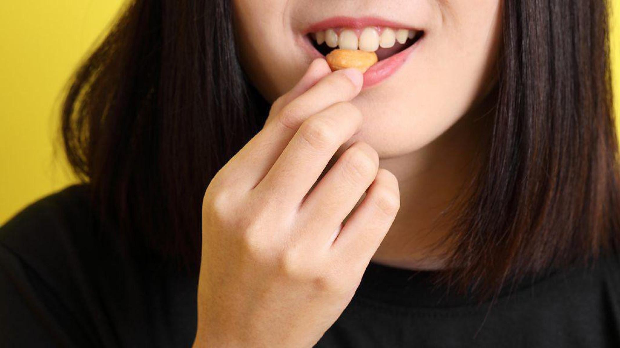 O nível dos hormônios do intestino que regulam o nosso apetite leva algum tempo para aumentar depois que comemos. Por isso, podemos ficar, a princípio, com a sensação de que a refeição não teria sido suficiente. -  (crédito: Getty Images)