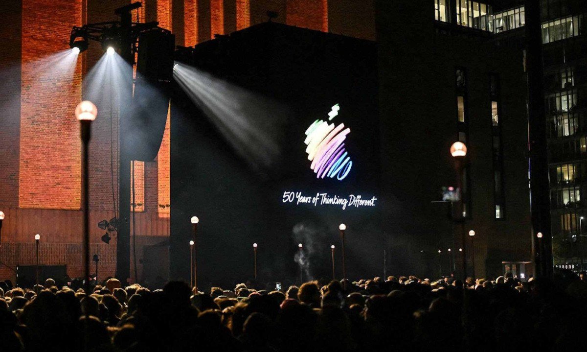 Logotipo exibido em telão digital no início das comemorações em Londres, em 25 de março de 2026, do 50º aniversário da gigante americana de tecnologia Apple -  (crédito: JUSTIN TALLIS / AFP)