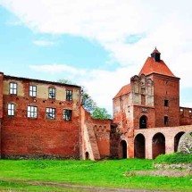 Casa invertida atrai curiosos em vilarejo da Polônia - - 1bumer/Wikimédia Commons