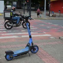 Motociclista quebra o braço ao atropelar homem que usava patinete em BH - Leandro Couri/EM/DA Press