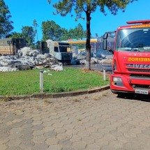 Carreta carregada de algodão pega fogo no interior de Minas - Divulgação/CBMMG