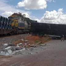 Veja fotos do acidente com trem, carreta e dois carros no interior de Minas - Reprodu&ccedil;&atilde;o
