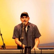 Telo Borges comanda show em homenagem a Lô - Lívia Bastos / divulgação