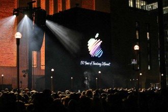 Logotipo exibido em telão digital no início das comemorações em Londres, em 25 de março de 2026, do 50º aniversário da gigante americana de tecnologia Apple -  (crédito: JUSTIN TALLIS / AFP)