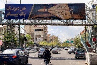 Outdoor com a legenda em persa 'cada míssil tem uma mensagem' exibido em estrada em Teerã, em 30 de março de 2026 -  (crédito: ATTA KENARE / AFP)