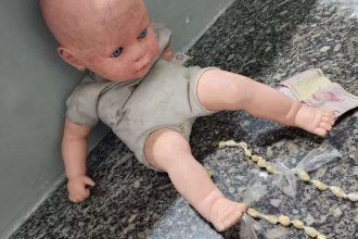 Drogas foram encontradas em boneca -  (crédito: Divulgação/GCM de Limeira)