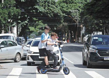 Adolescentes trafegam em patinete elétrico de aplicativo: uso é proibido para menores de idade, assim como a viagem em dupla -  (crédito: Alexandre Guzanshe/EM/D.A Press)
