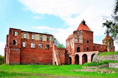 Situada na região de Pomerânia, na Polônia,  uma vila turística é famosa por sua arquitetura inusitada e por servir como um centro cultural e histórico. -  (crédito: - 1bumer/Wikimédia Commons)