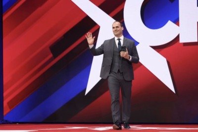 Eduardo Bolsonaro chegou ao palanque da CPAC, conferência conservadora nos EUA, gravando um vídeo que afirmou 'estar mostrando' a Jair Bolsonaro -  (crédito: Reprodução/Instagram @bolsonarosp)