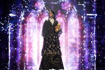 Laura Pausini em sua "fortaleza" cenogr&aacute;fica durante a turn&ecirc; mundial "IO CANTO / YO CANTO", que tem show confirmado no Brasil em 2027. -  (crédito: Nicolas Loretucci)