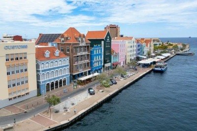 Situada fora da rota dos furacões no Caribe, a ilha de Curaçao se destaca como um destino que une belezas naturais exuberantes a um profundo compromisso com a sustentabilidade e a preservação histórica. Conheça mais sobre esse lugar! -  (crédito: Bent Van Aeken/Unsplash)
