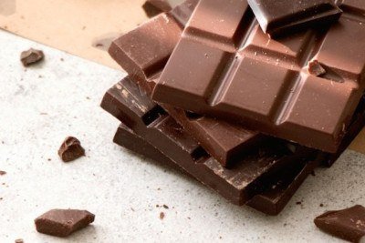 Definir porções pequenas e servir o chocolate no prato são atitudes que ajudam a manter o controle -  (crédito: Tetiana Bykovets/Unsplash)