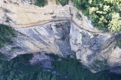 Uma estrada de tábuas escavada diretamente na parede de um penhasco com cerca de 200 metros de altura é conhecida por impressionar internautas nas redes sociais.  -  (crédito: Reproduc?a?o/YouTube)