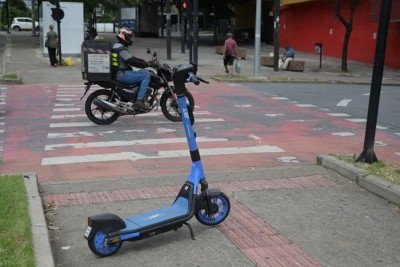 Acidente envolvendo motociclista e homem que usava patinete elétrico ocorreu na manhã desta segunda-feira (30/3), entre a Rua Goitacazes e Avenida Olegário Maciel, no Centro de BH -  (crédito: Leandro Couri/EM/DA Press)