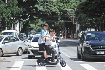 Adolescentes trafegam em patinete elétrico de aplicativo: uso é proibido para menores de idade, assim como a viagem em dupla -  (crédito: Alexandre Guzanshe/EM/D.A Press)