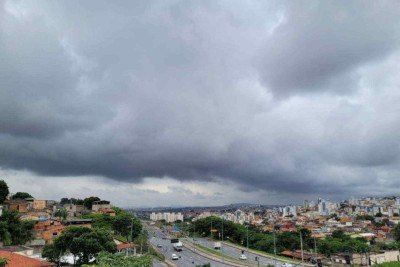 Belo Horizonte est&aacute; sob alerta para pancadas de chuva nesta segunda-feira (30/3), segundo a Defesa Civil municipal -  (crédito: Gladyston Rodrigues/EM/D.A Press)