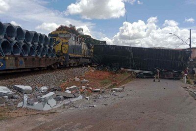 Com o impacto, a parte traseira da carreta atingiu um poste de energia el&eacute;trica, ocasionando o rompimento da fia&ccedil;&atilde;o -  (crédito: Enviada por populares)