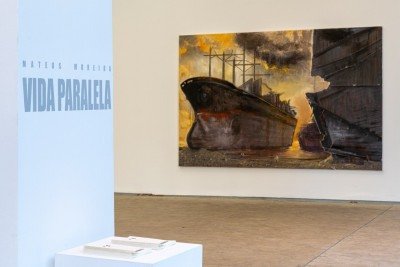 Mostra 'Vida paralela', de Mateus Moreira, transforma símbolos do progresso em vestígios de uma civilização saturada -  (crédito: Ícaro Moreno/Divulgação)