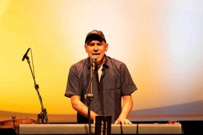 O show 'Klub – O Clube da Esquina por Telo Borges, banda e cordas' integrará música, narrativa e projeções audiovisuais  -  (crédito: Lívia Bastos / divulgação)