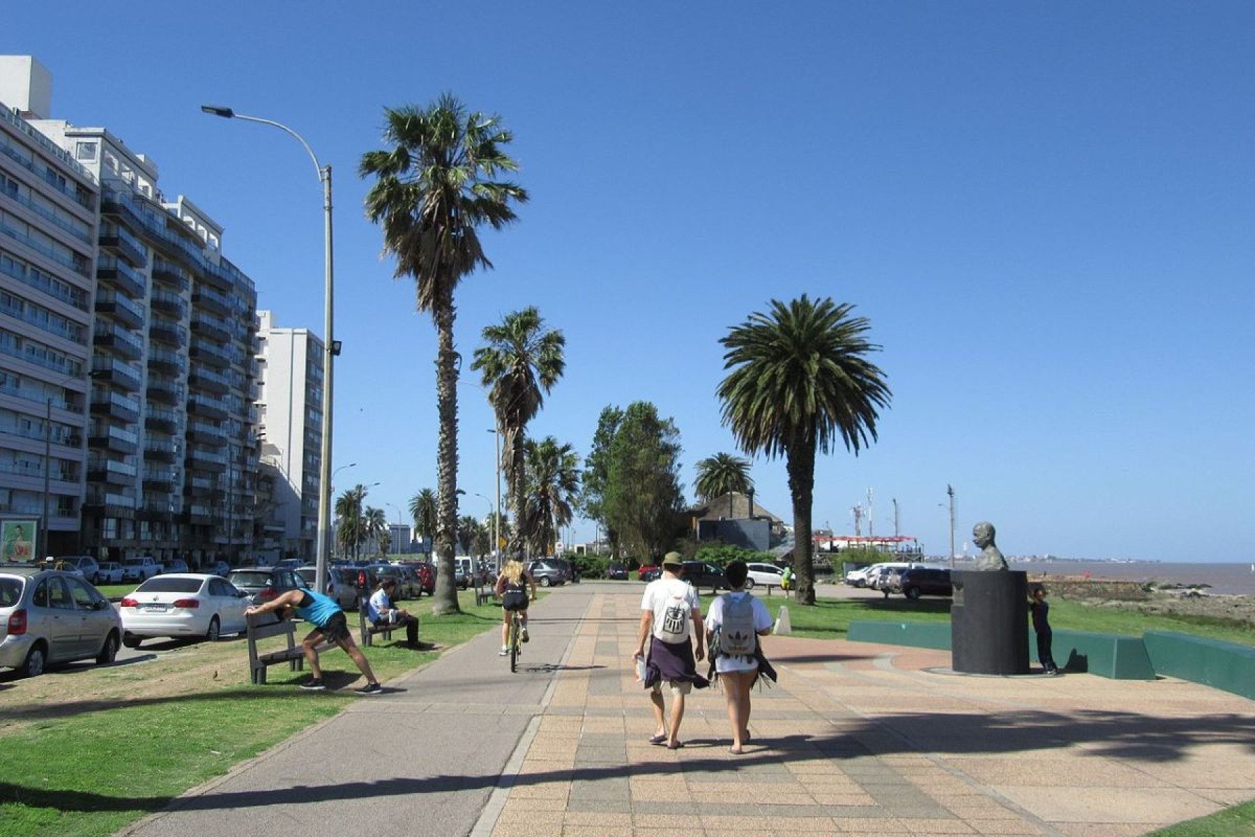 Inaugurada em 1935, a Rambla &eacute; o principal espa&ccedil;o de conviv&ecirc;ncia de Montevid&eacute;u, estendendo-se por 22 km ao longo do Rio da Prata