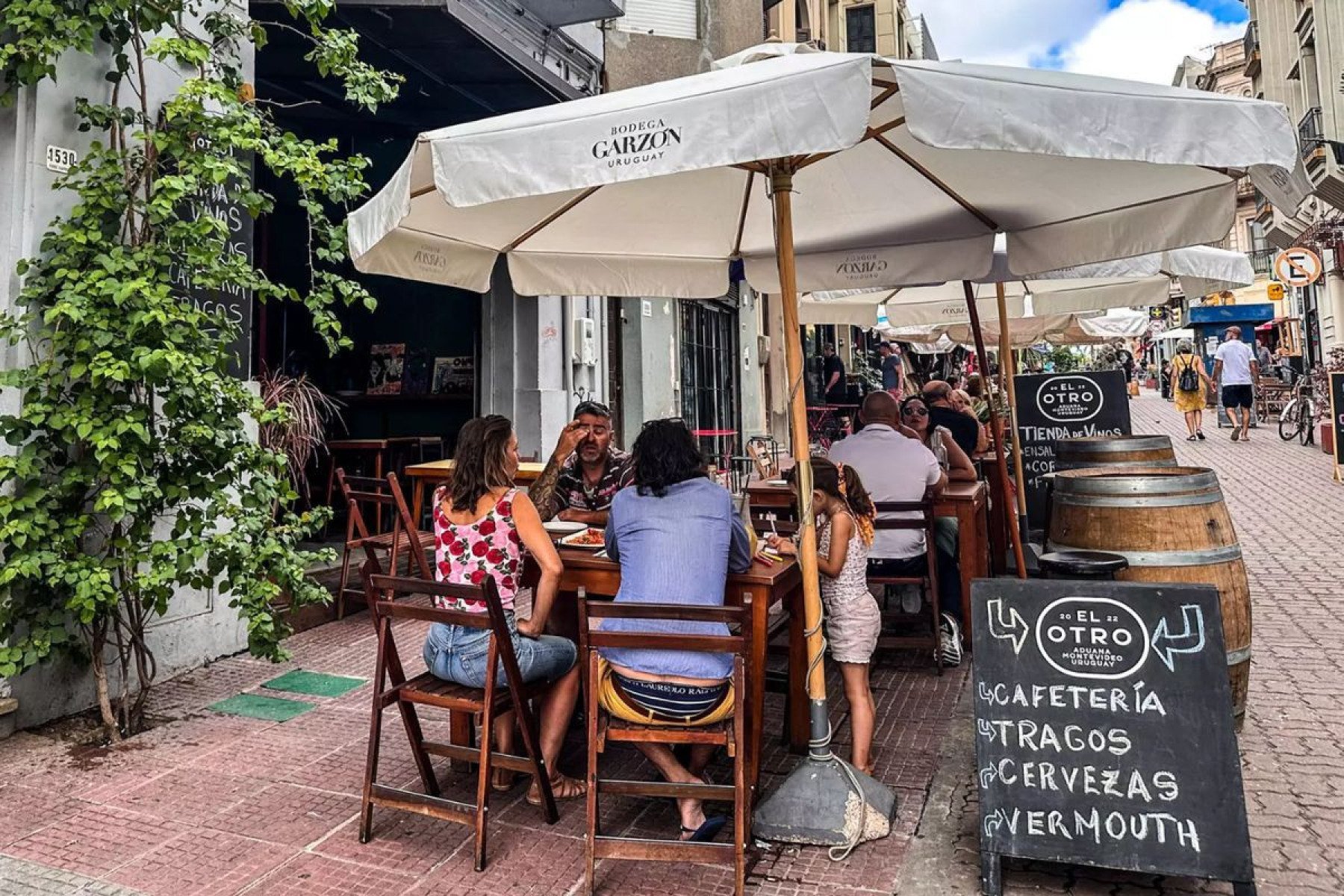 Pocitos &eacute; um bairro nobre e vibrante de Montevid&eacute;u, Uruguai, conhecido por sua orla agitada.