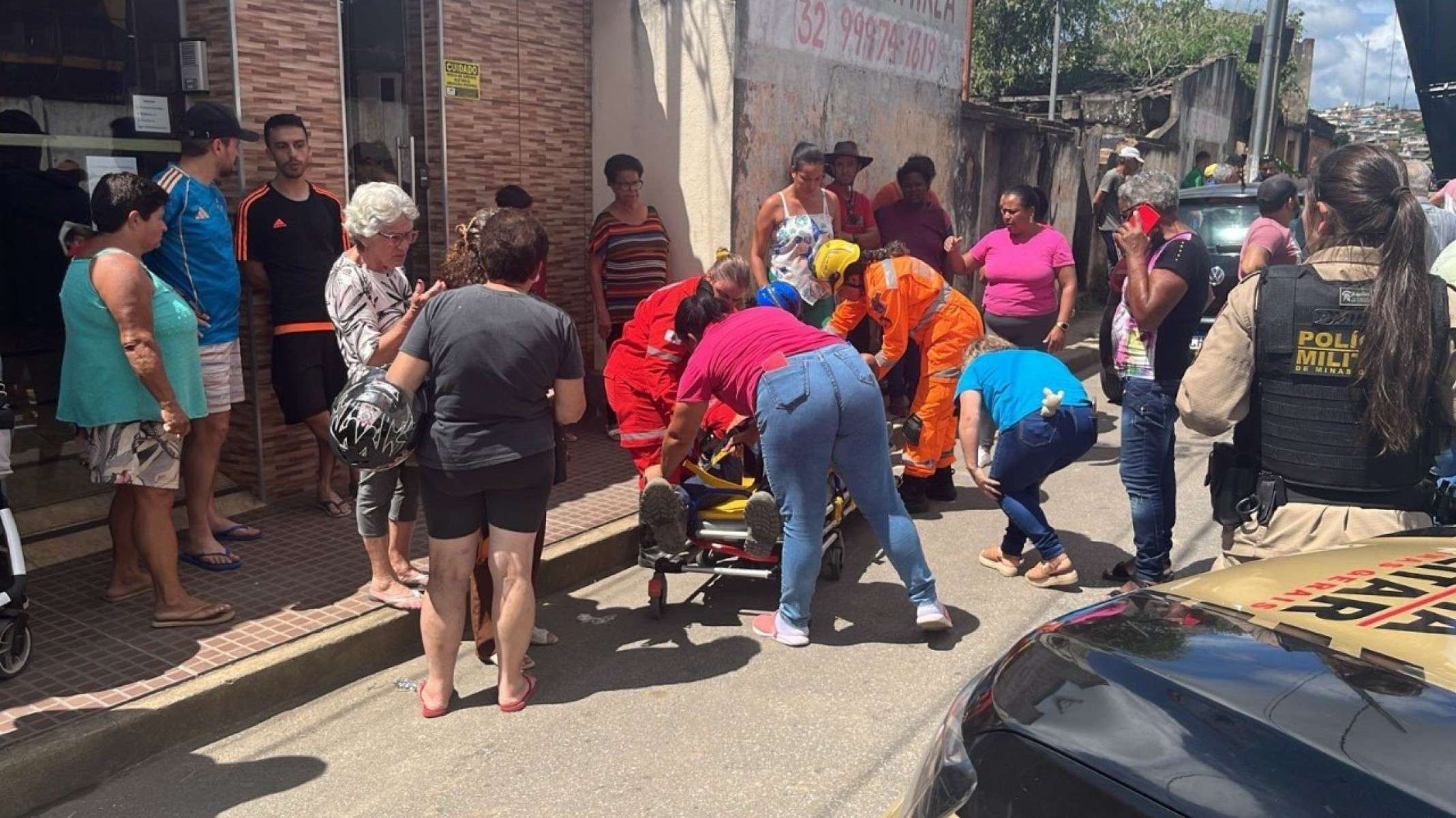 O motorista de um Volkswagen Gol preto, de 46 anos, ficou preso sob a parte traseira da carreta. Ele sofreu escoriações na mão e relatava dores na região cervical e lombar, sendo socorrido no local e encaminhado ao Hospital Municipal de Carandaí para avaliação.