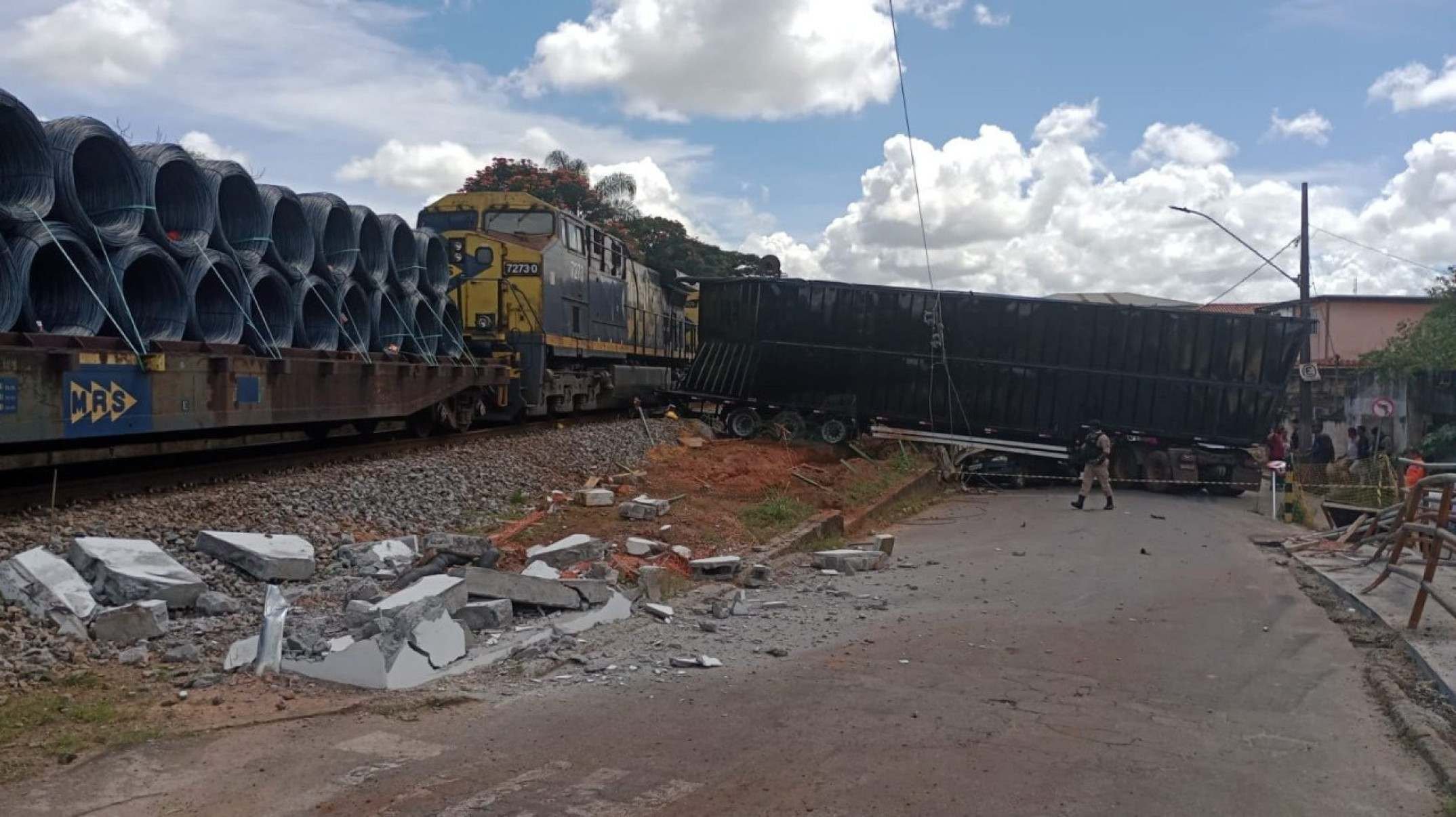 Com o impacto, a parte traseira da carreta atingiu um poste de energia elétrica, provocando o rompimento da fiação. 