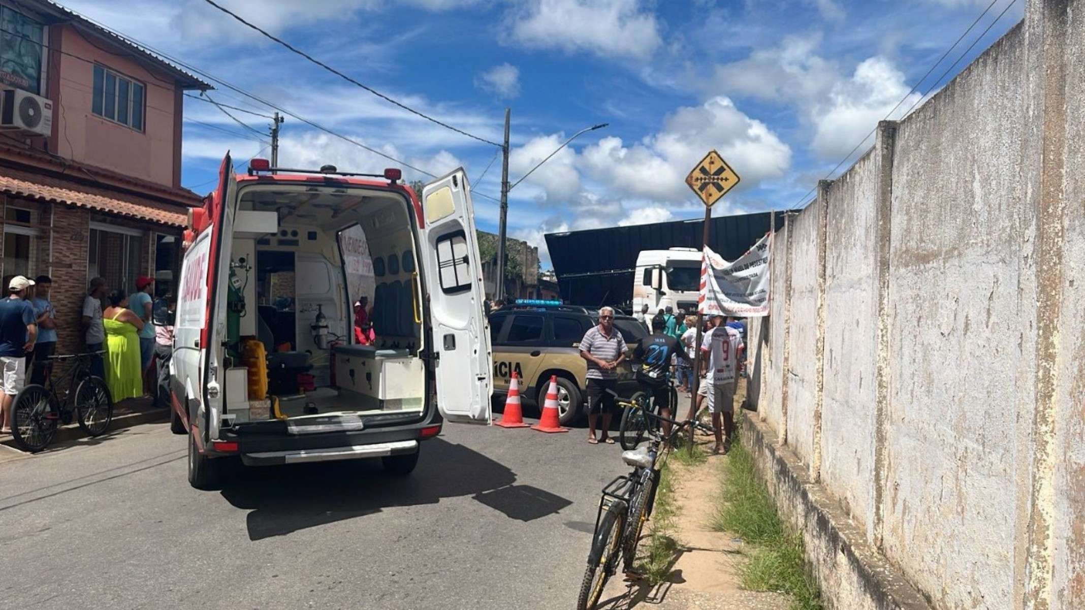 O motorista de um Volkswagen Gol preto, de 46 anos, ficou preso sob a parte traseira da carreta. Ele sofreu escoriações na mão e relatava dores na região cervical e lombar, sendo socorrido no local e encaminhado ao Hospital Municipal de Carandaí para avaliação.