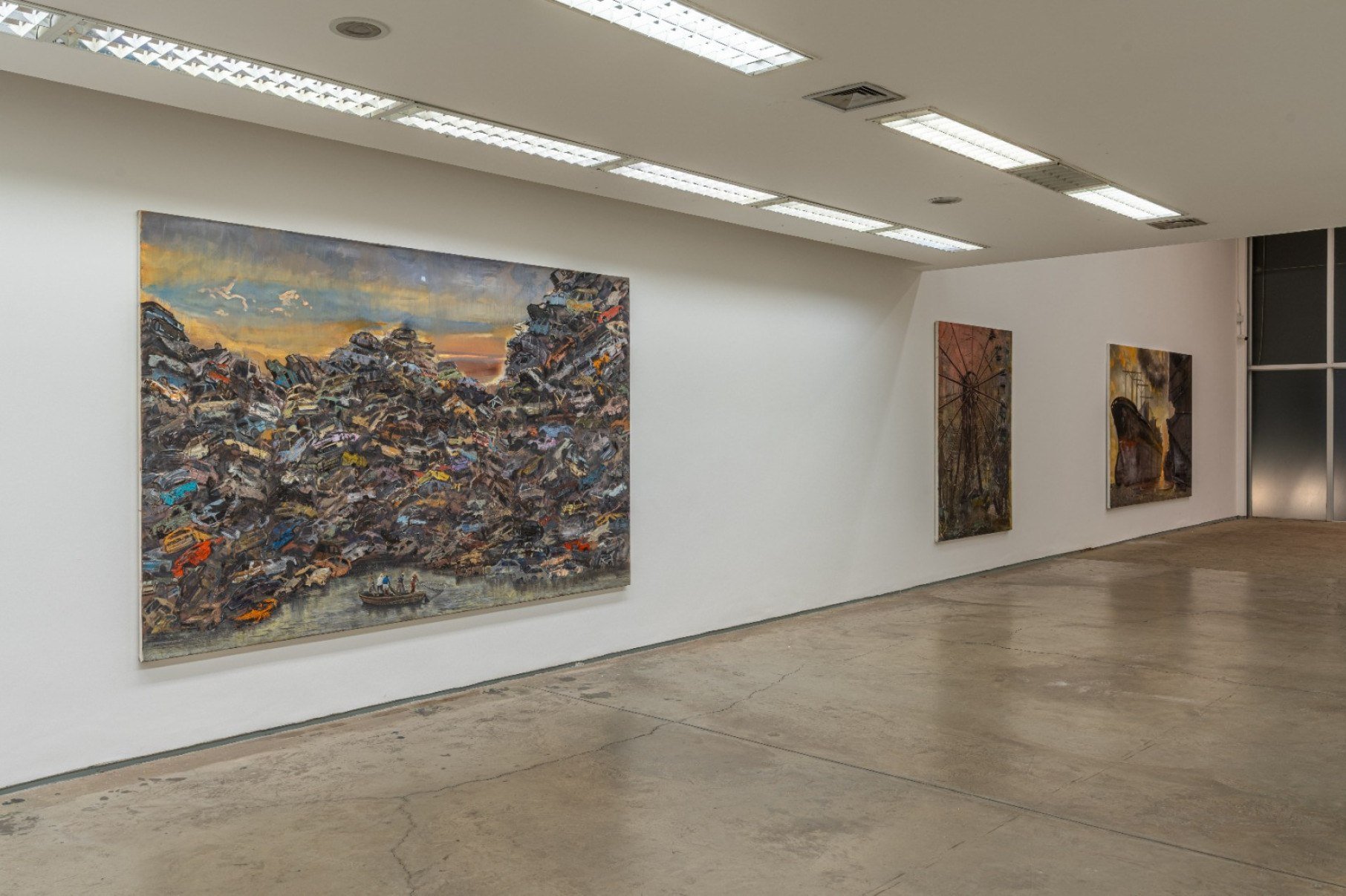 Telas de Mateus moreira dependuradas em uma parede branca