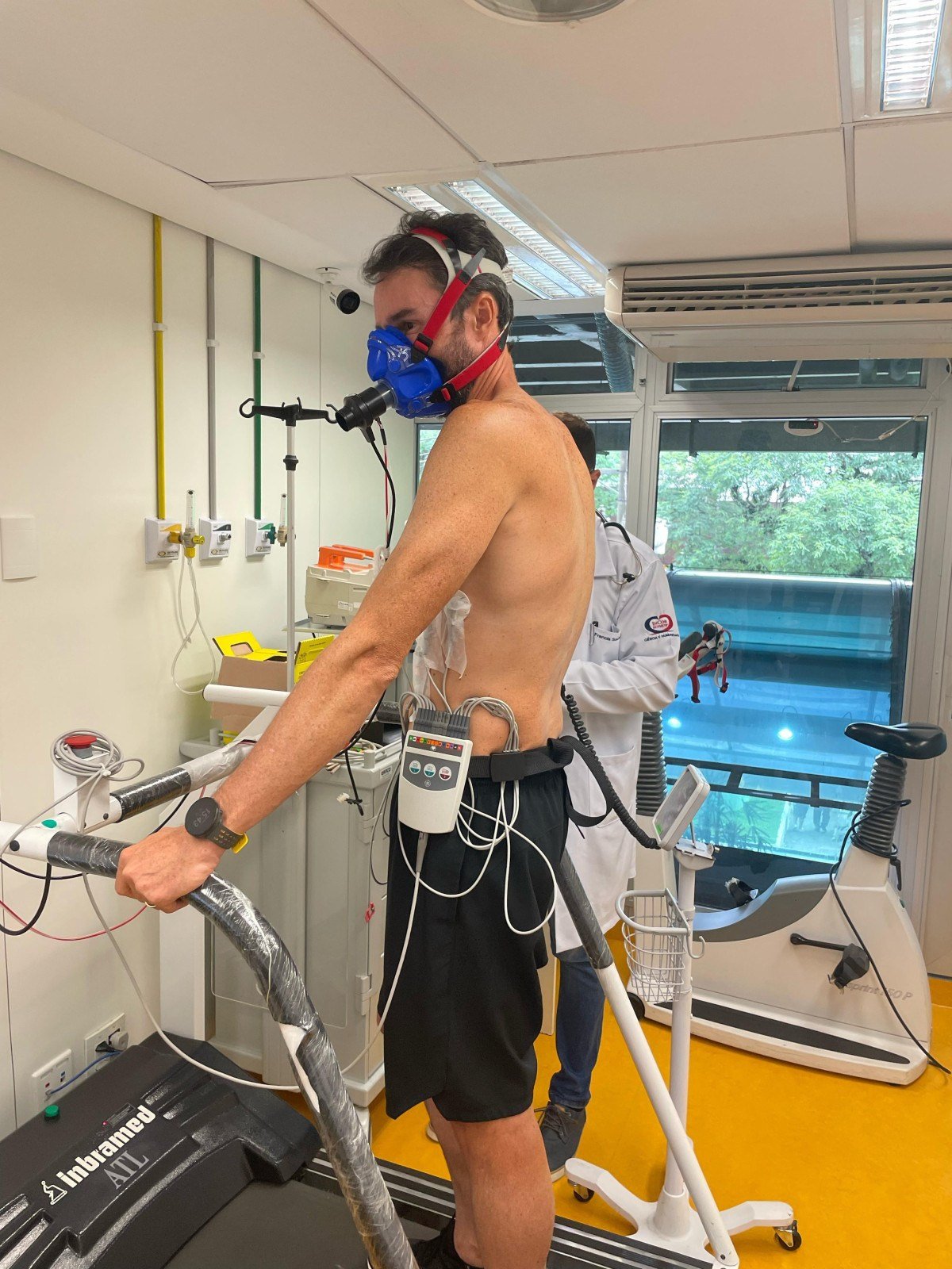 Hugo cruzando a linha de chegada da maratona 366 ao lado de sua família -  (crédito: BBC)