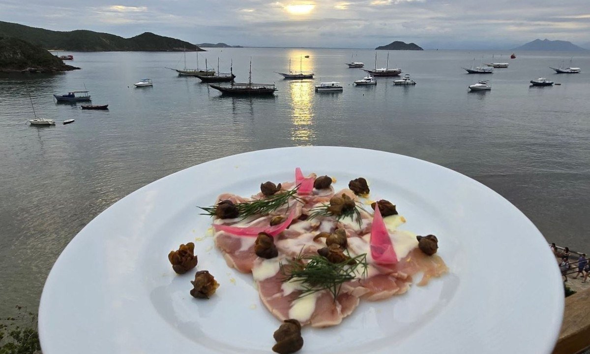 Primeiro hotel de luxo em B&uacute;zios, o Casas Brancas Boutique Hotel &Spa fez 50 anos, debru&ccedil;ado sobre a Ba&iacute;a da Arma&ccedil;&atilde;o