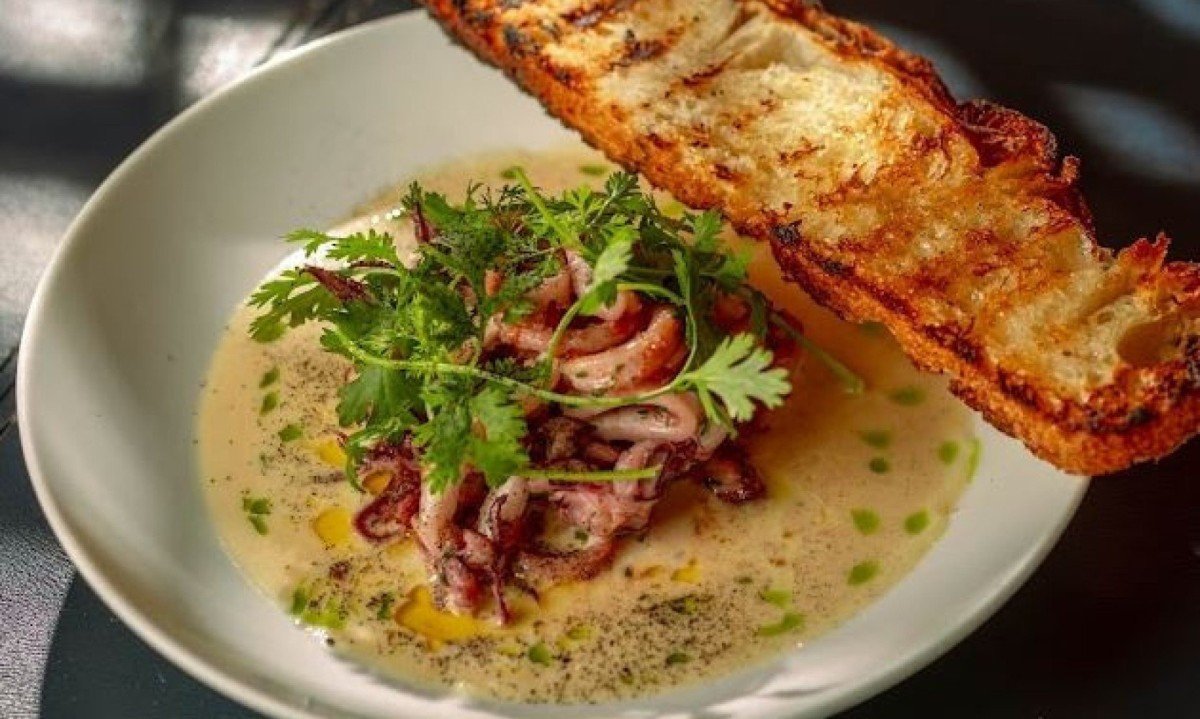 Lula &agrave; Proven&ccedil;al ao creme de alho confitado e flor de sal do restaurante Xerelete Restaurante