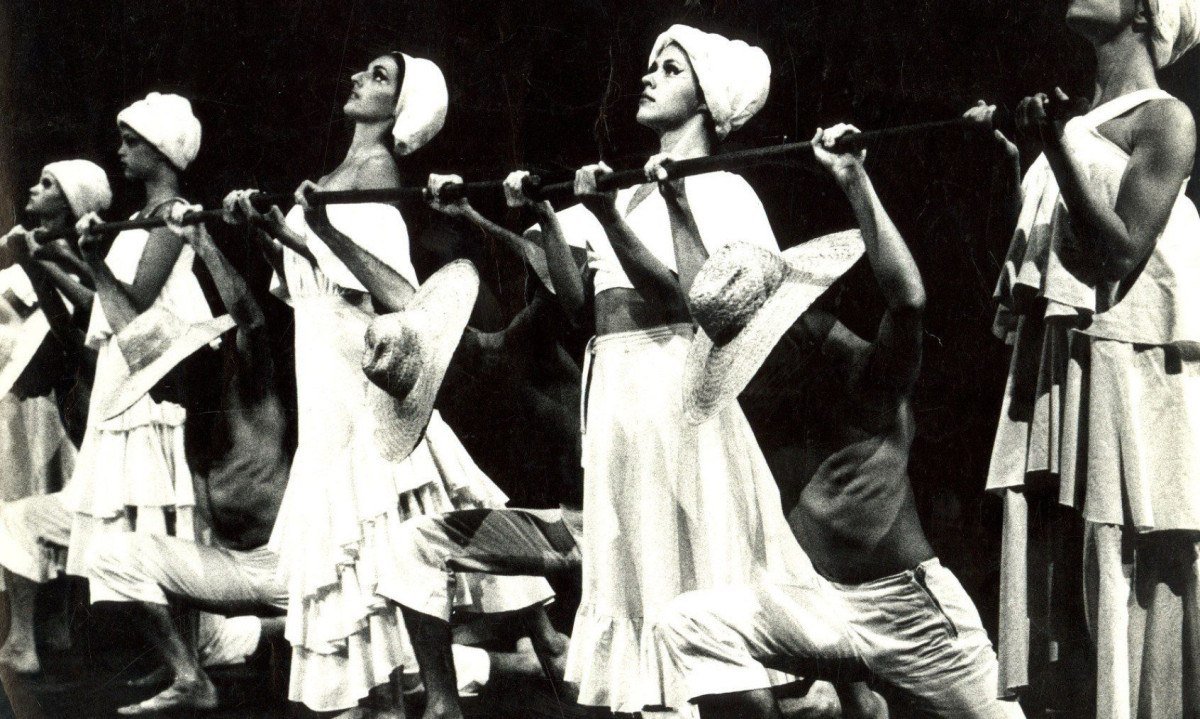 Bailarinos seguram varas de bambu durante o espetaculo Maria Maria, do Grupo Corpo